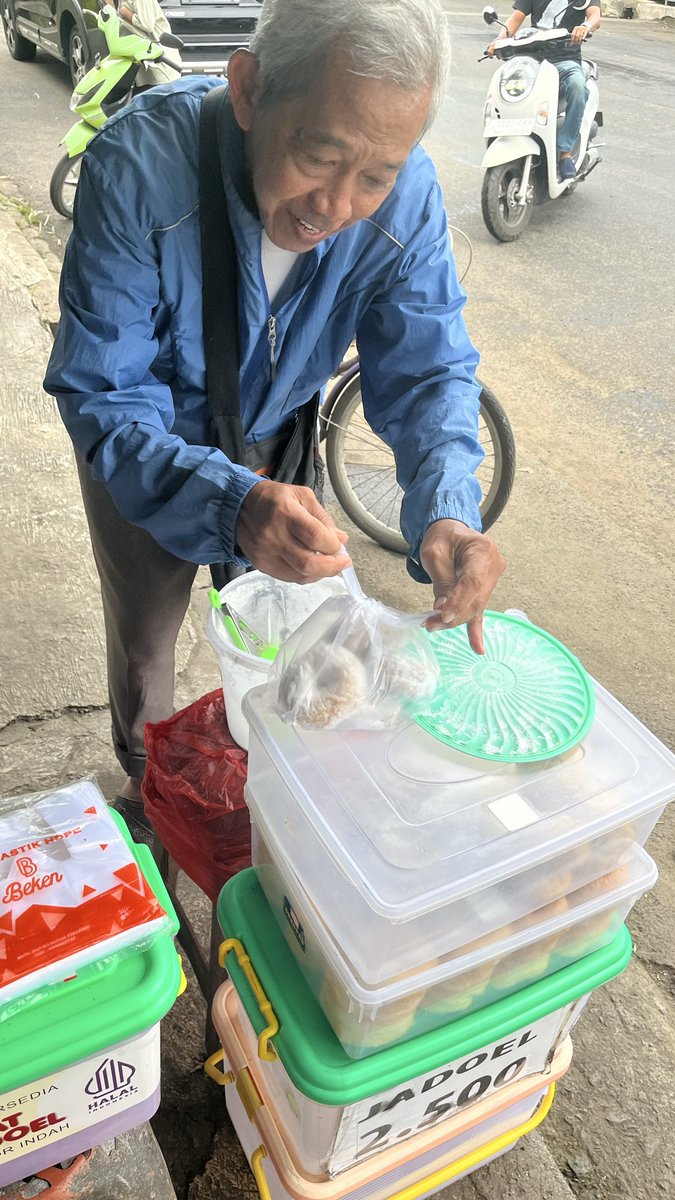 sayurdanbuah25's tweet photo. WARGA BOGOR!!

kalau lewat perumahan villa bogor indah beli dong donat jadul depan masjid “Mahabatur Rasul” donatnya empuk banged, nyoy(pls ngerti🙏) ada rasa coklat dan gula harganya cuman 2.500 dan bapaknya ramah poll tiap ngelayanin senyum mulu akhhh lov bapak sehat2 iyh🥰 https://t.co/mCJKmWRLfO