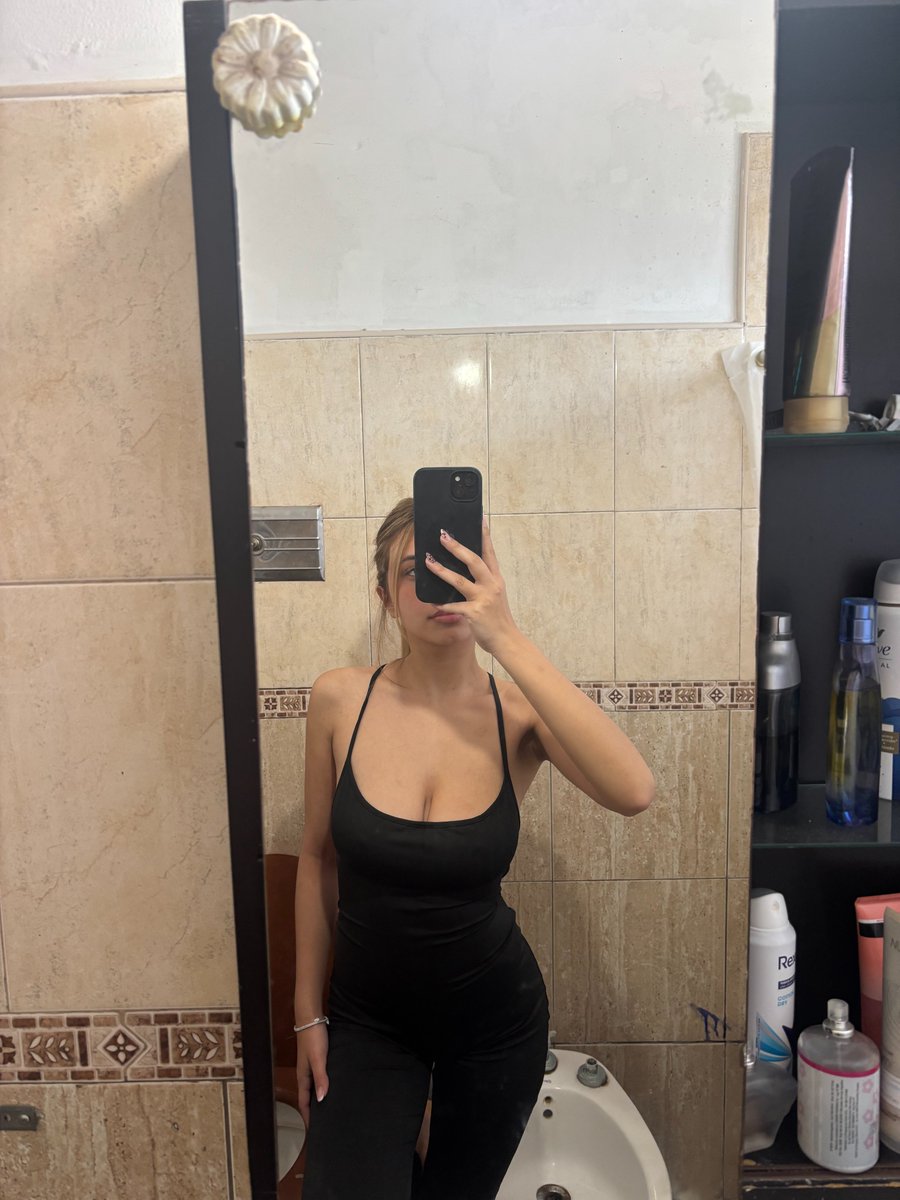 lunaresellie's tweet image. Do you need a hug?