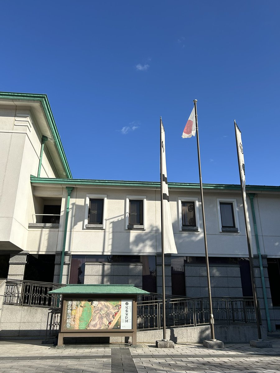 coconuts_my's tweet photo. 19日に徳川美術館へ「国�� 源氏物語絵巻」を見に行きました。全巻一挙公開を観覧したのは2000年の五島美術館以来、四半世紀ぶりでした。絵巻待機列の前にも2回待機ポイントがあり、トータル1.5時間並びましたが、展示室では一列目でじっくり目に焼き付ける事ができ、贅沢な時間でした。 https://t.co/Rs0mi84Yky
