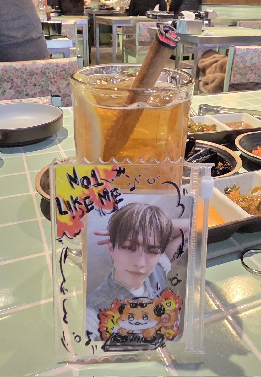 폐장 직전까지 롯데월드 야무지게 즐기고
(혜성특급 잼컨 잊지모태..)
뒷풀이까지 너무 신나게 떠들어따❣️

하루종일 티즈얘기 너무 신나 ٩( ᐛ )و♡