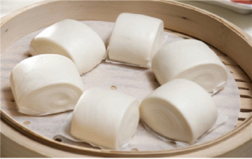 중화일번(요리왕비룡)에서 나오는 이야기인데, 피의 두께에 따라
샤오마이(烧卖) = 비단옷
짜오즈(饺子, 교자) = 가죽가방 
빠오즈(包子, 왕만두) =  이불
로 생각하면 편합니다.

만터우(饅頭, 만두)는 중국에서는 속이 없는 밀가루찐빵을 지칭합니다. 흔히 꽃빵이라고 부르는 그것도 만터우의 일종