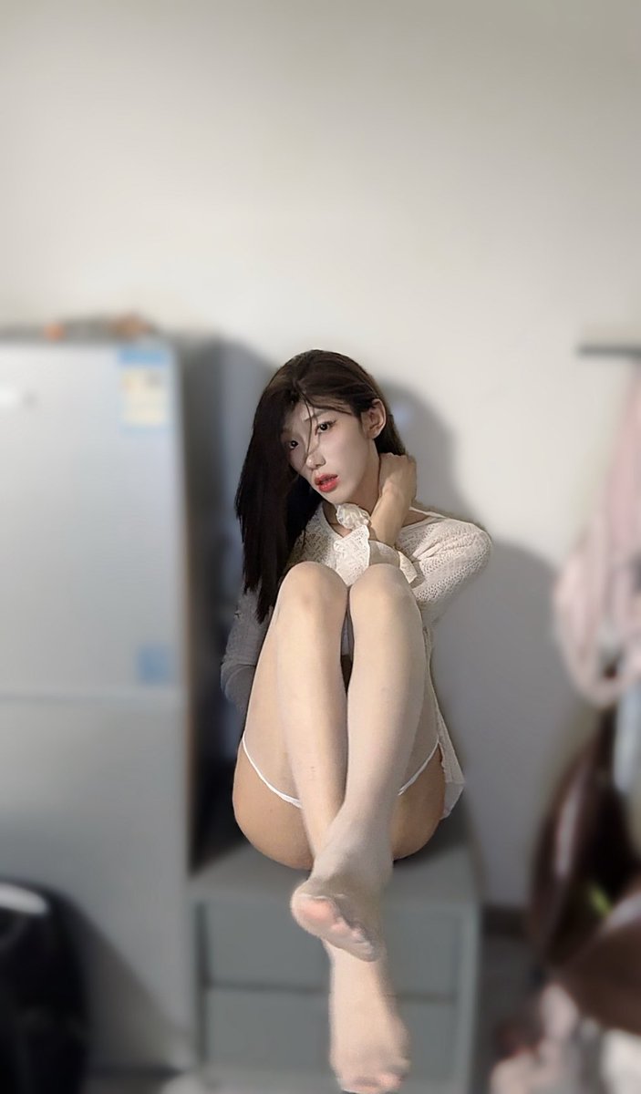 ilo525's tweet photo. 龙女抬眼看了看又低下头
虎口钳住裤袜腰缘，向下一推
褶皱的袜子被退到秀场光滑的小腿处
玉指捏住袜尖再一拉
一条暖烘烘连裤丝袜被轻易的脱了下来…
“喏，裸足”
🫢
#男娘母狗 
#crossdresser 
#footfetısh 
#白丝控 
#雪糕 
#可愛的男孩子 
#ladyboy 
#sissy
#雌堕母狗 https://t.co/4FJy0Er4qL