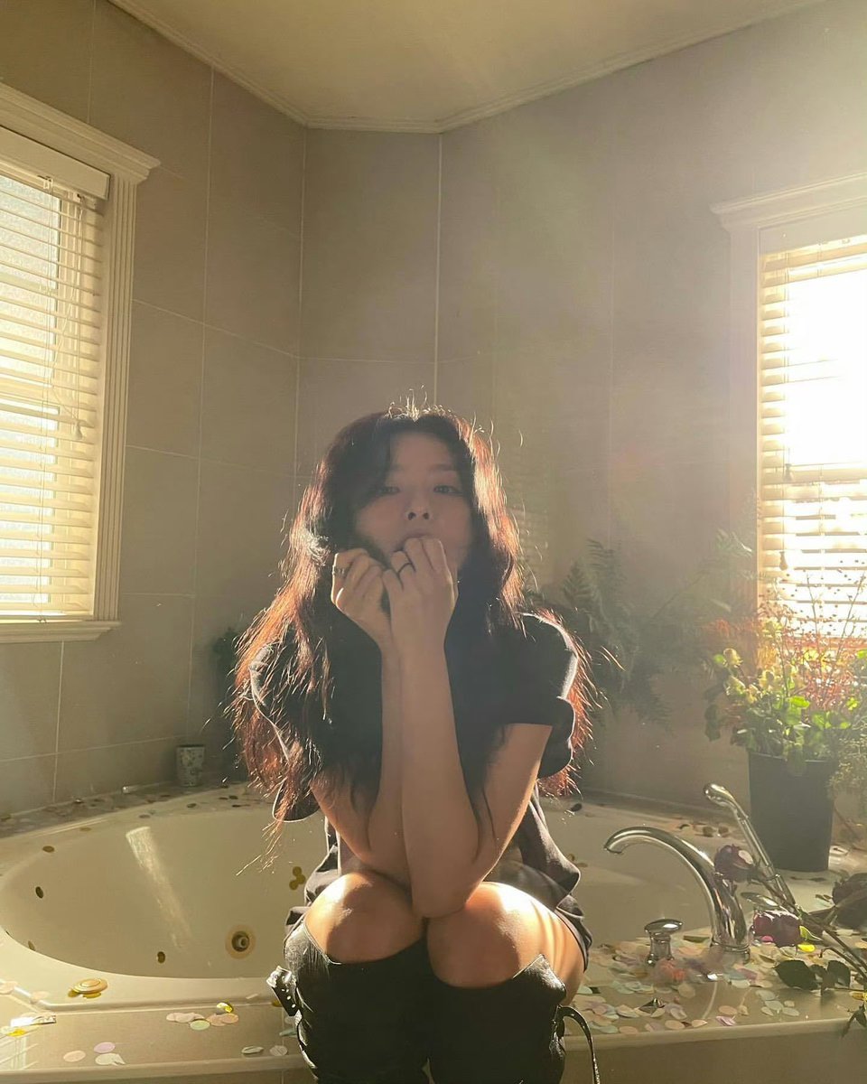 xiongseulgi's tweet photo. SHE'S INSANE https://t.co/C3SBXnRcp9