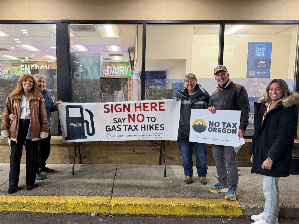 HelpBorder's tweet image. Here is one team gathering signatures for the NO NEW TAXES petition.
In just a couple of hours we got over 200 signatures.
Let&apos;s go!!!