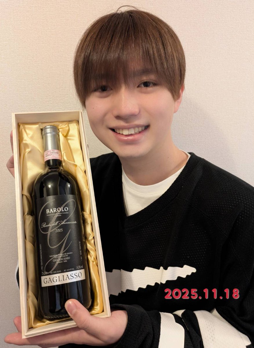 akane_shuichiro's tweet image. 20歳の誕生日に、両親からもらったワインを3人で飲みました🍷

僕が生まれた年に作られたワインは特別な味わいがありました。

最高の誕生日プレゼントをありがとう✨️