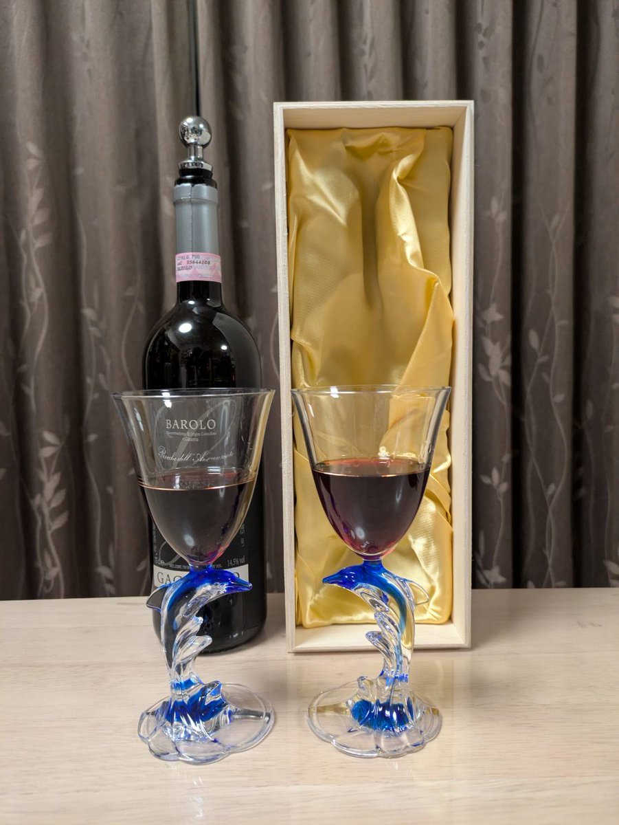 akane_shuichiro's tweet image. 20歳の誕生日に、両親からもらったワインを3人で飲みました🍷

僕が生まれた年に作られたワインは特別な味わいがありました。

最高の誕生日プレゼントをありがとう✨️