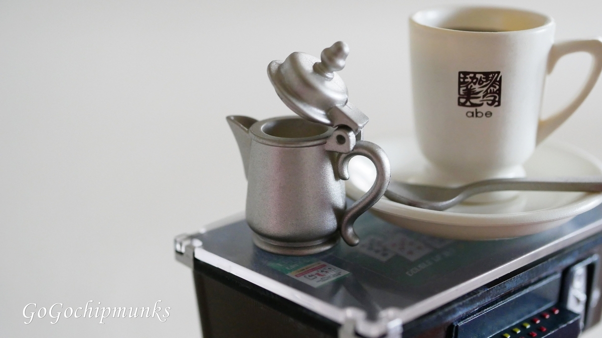 昔ながらの純喫茶の店内を再現した、純喫茶ミニチュアコレクション～純喫茶のある風景～。
真っ黒でもなく茶色でもない、珈琲色。
モケットチェアとテーブルゲーム筐体（きょうたい）。

#昭和レトロ #ケンエレファント #カプセルトイ 
kawaiimono.hatenablog.com/entry/junkissa…