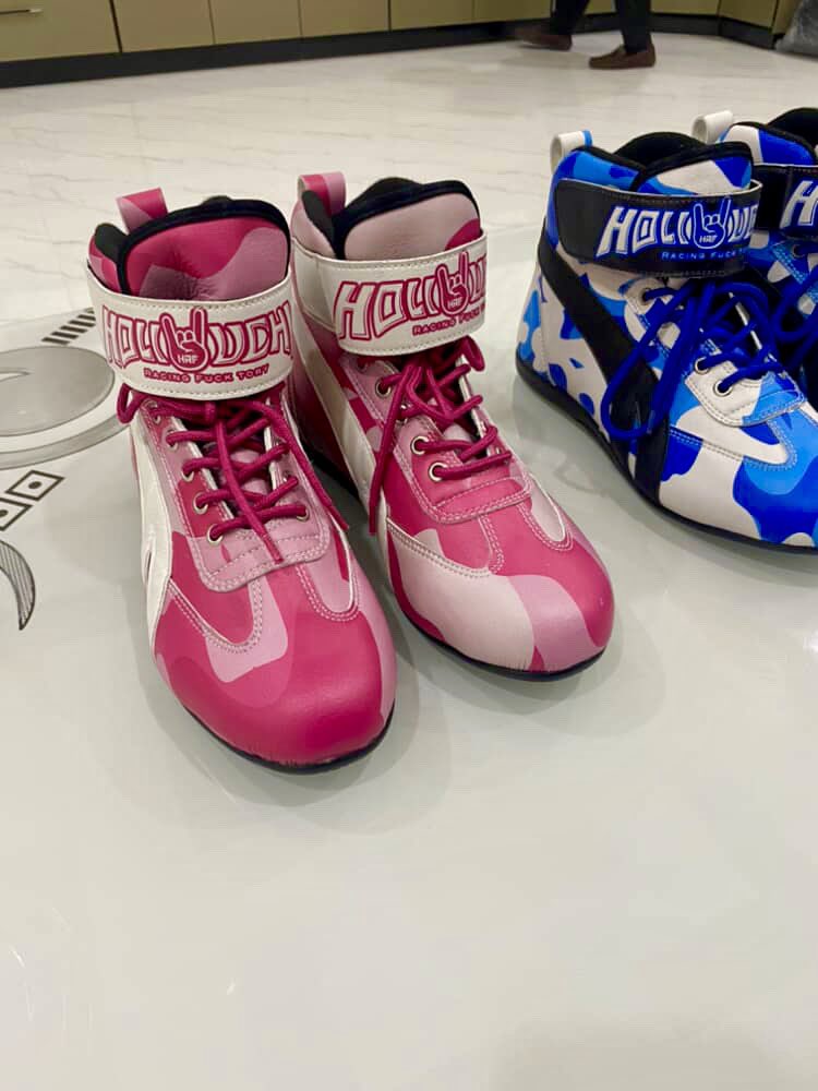 kazukimishina's tweet photo. 🩷NEW!🩵
2026年オートサロンで新商品発売します❣️

SFI公認レーシングシューズ🤩
LIGHTSでも使いたくってSFI公認の商品を作りました😍
派手好きな私にはたまらない🤩

SFI公認のグローブも作成中です☺️

詳しくはまた紹介するのでぜひチェックしてください❤️ https://t.co/nSybFfCfp3