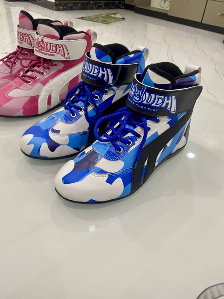 kazukimishina's tweet photo. 🩷NEW!🩵
2026年オートサロンで新商品発売します❣️

SFI公認レーシングシューズ🤩
LIGHTSでも使いたくってSFI公認の商品を作りました😍
派手好きな私にはたまらない🤩

SFI公認のグローブも作成中です☺️

詳しくはまた紹介するのでぜひチェックしてください❤️ https://t.co/nSybFfCfp3