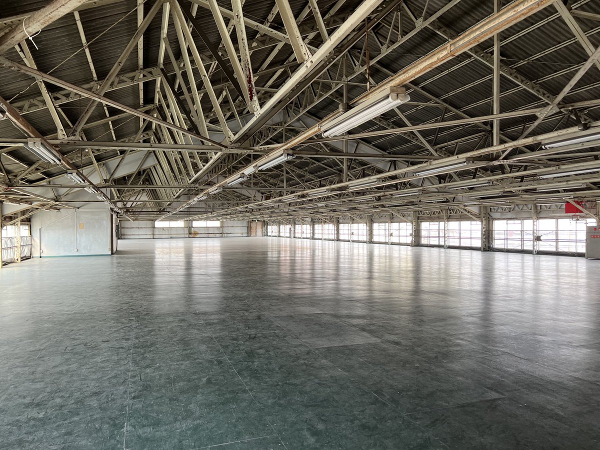 Si76210's tweet image. 昔の製図室。
大型構造物の実寸大図面を床に書いていたらしい。