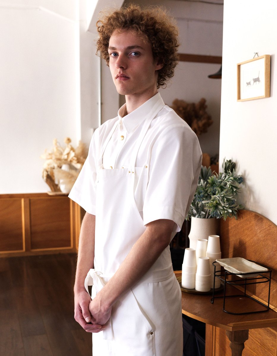 seven_uniform's tweet image. 「“デニム”と“道着”の融合」小野塚秋良デザインの新作ワーキングユニフォーム「 #HAKUÏ 33」は、袴エプロン、空手パンツ、陣羽織ベストなど「道着」に宿る機能と精神性を反映した #デニム 素材のシリーズ。単に“働きやすい服”を超えて“心の姿勢”をも整える装いです。 seven-press.com/story/16637/ #ハクイ