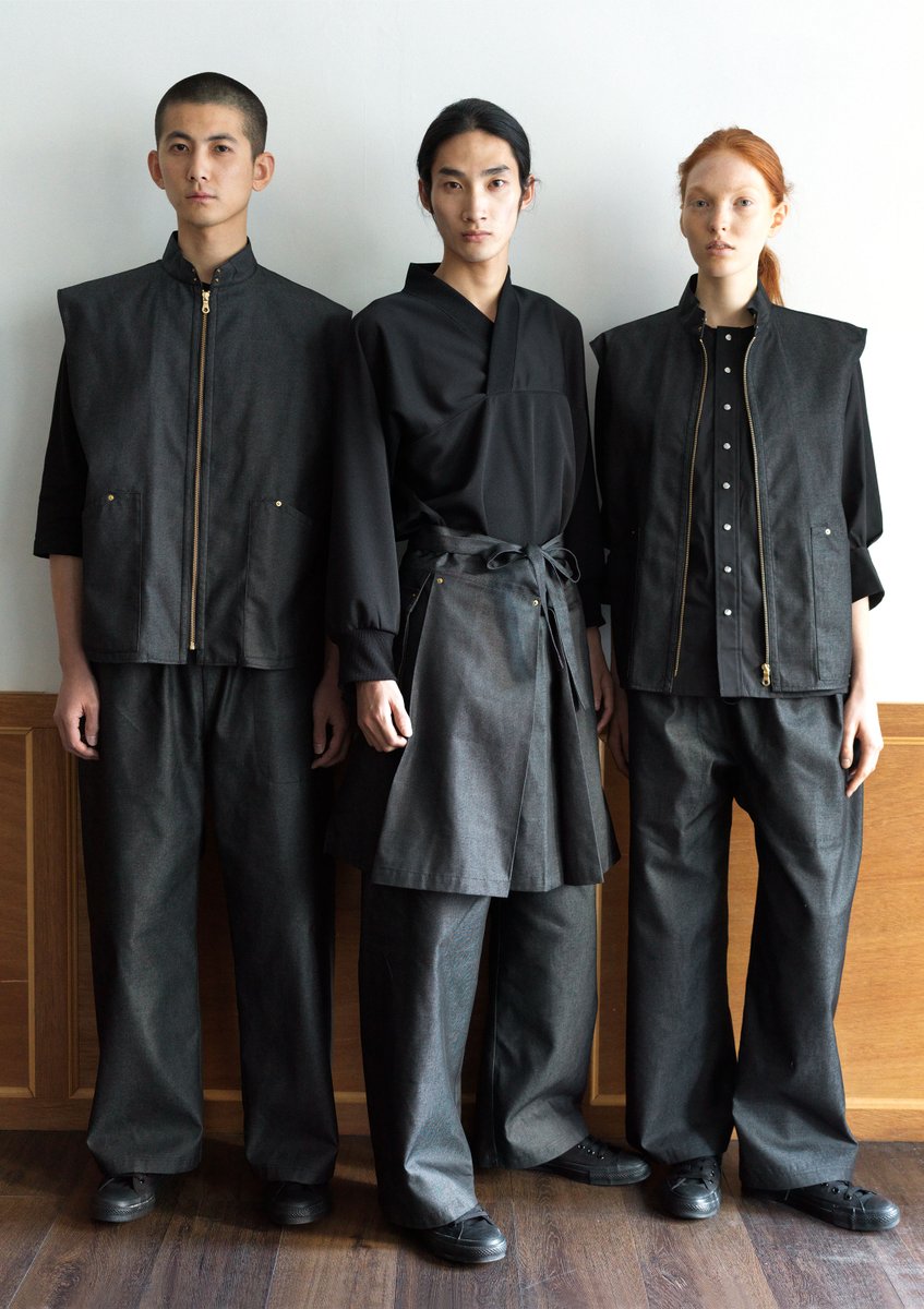 seven_uniform's tweet image. 「“デニム”と“道着”の融合」小野塚秋良デザインの新作ワーキングユニフォーム「 #HAKUÏ 33」は、袴エプロン、空手パンツ、陣羽織ベストなど「道着」に宿る機能と精神性を反映した #デニム 素材のシリーズ。単に“働きやすい服”を超えて“心の姿勢”をも整える装いです。 seven-press.com/story/16637/ #ハクイ
