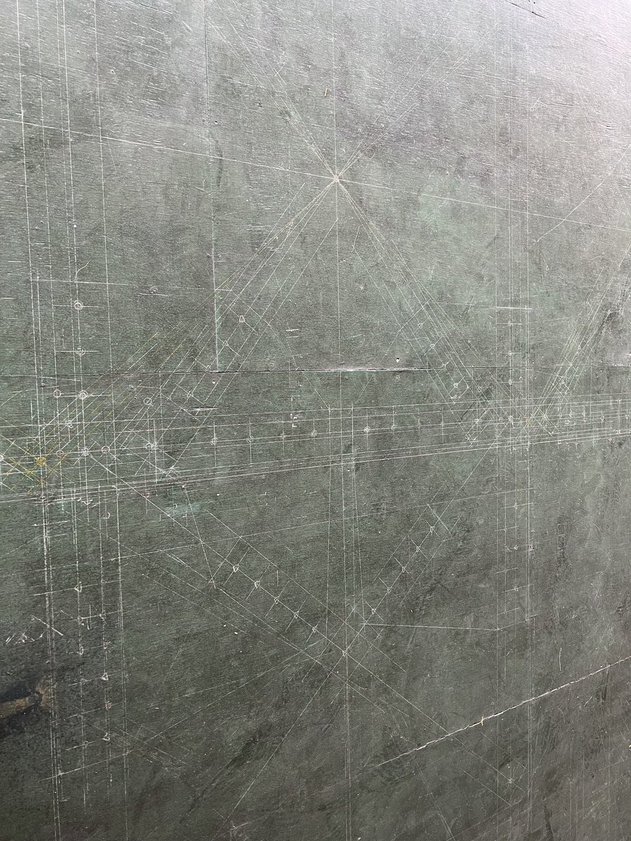 Si76210's tweet image. 昔の製図室。
大型構造物の実寸大図面を床に書いていたらしい。