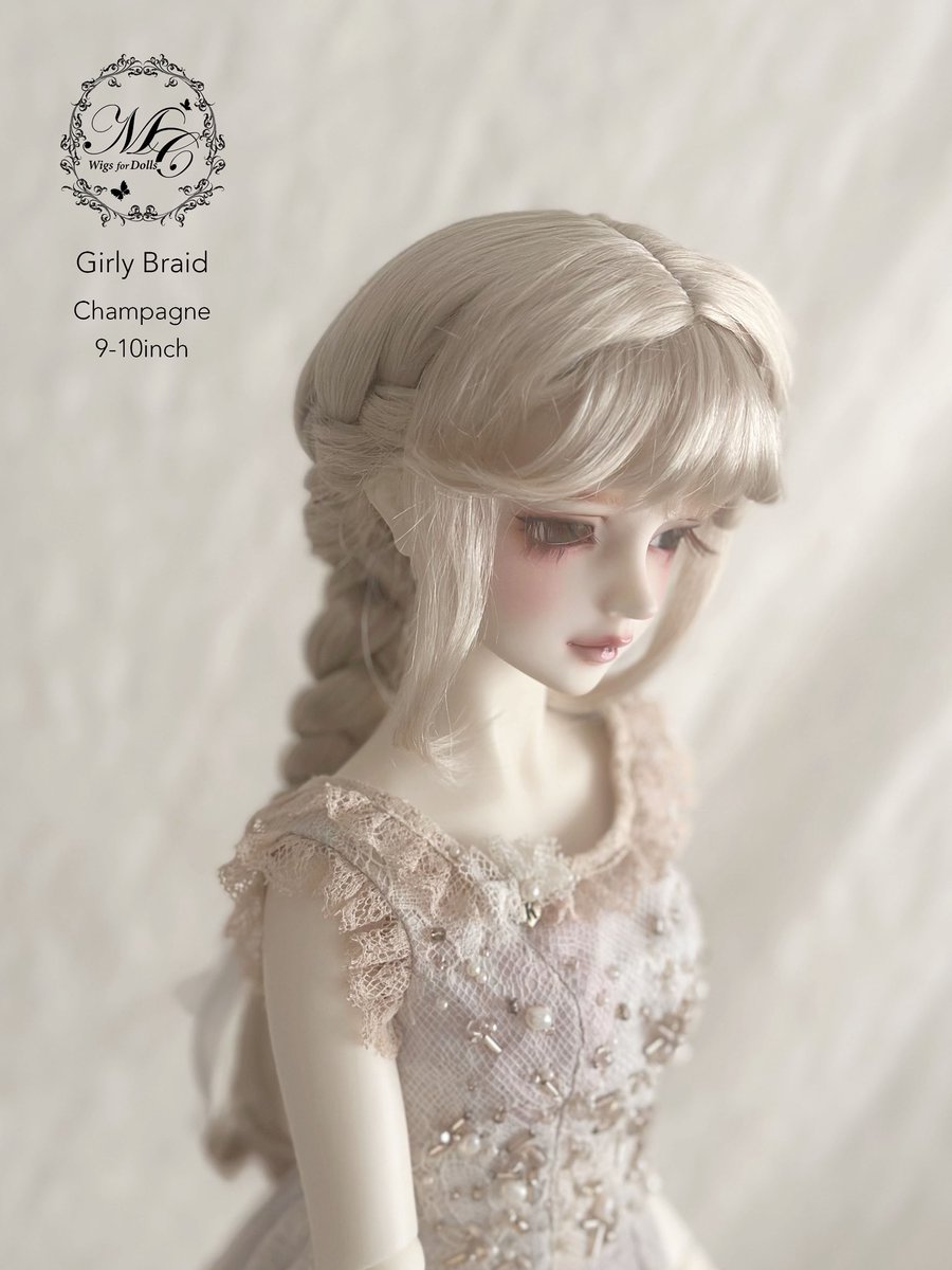 MurmurCoco's tweet image. 【新作ウィッグ】

〜 Girly Braid 〜
ガーリーブレイド

サイズ：9–10inch
カラー：Light gold

森ガールのようなやさしい雰囲気をまとったウィッグです🍀

★11/30 #ドルパ54 会場販売

★11/20-24 #PayIDブラックフライデー 
Baseショップ先行販売

よろしくお願いいたします🍀

#murmurcoco