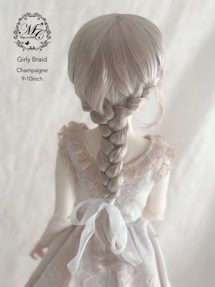MurmurCoco's tweet image. 【新作ウィッグ】

〜 Girly Braid 〜
ガーリーブレイド

サイズ：9–10inch
カラー：Light gold

森ガールのようなやさしい雰囲気をまとったウィッグです🍀

★11/30 #ドルパ54 会場販売

★11/20-24 #PayIDブラックフライデー 
Baseショップ先行販売

よろしくお願いいたします🍀

#murmurcoco