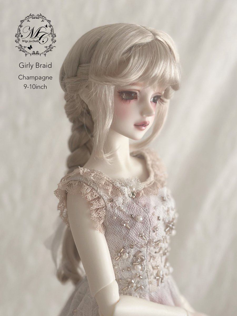MurmurCoco's tweet image. 【新作ウィッグ】

〜 Girly Braid 〜
ガーリーブレイド

サイズ：9–10inch
カラー：Light gold

森ガールのようなやさしい雰囲気をまとったウィッグです🍀

★11/30 #ドルパ54 会場販売

★11/20-24 #PayIDブラックフライデー 
Baseショップ先行販売

よろしくお願いいたします🍀

#murmurcoco