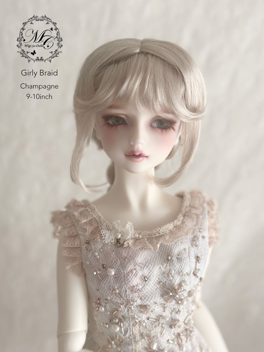 MurmurCoco's tweet image. 【新作ウィッグ】

〜 Girly Braid 〜
ガーリーブレイド

サイズ：9–10inch
カラー：Light gold

森ガールのようなやさしい雰囲気をまとったウィッグです🍀

★11/30 #ドルパ54 会場販売

★11/20-24 #PayIDブラックフライデー 
Baseショップ先行販売

よろしくお願いいたします🍀

#murmurcoco