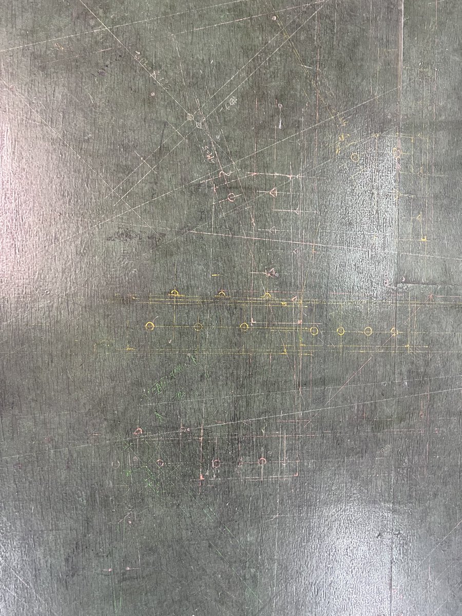 Si76210's tweet image. 昔の製図室。
大型構造物の実寸大図面を床に書いていたらしい。