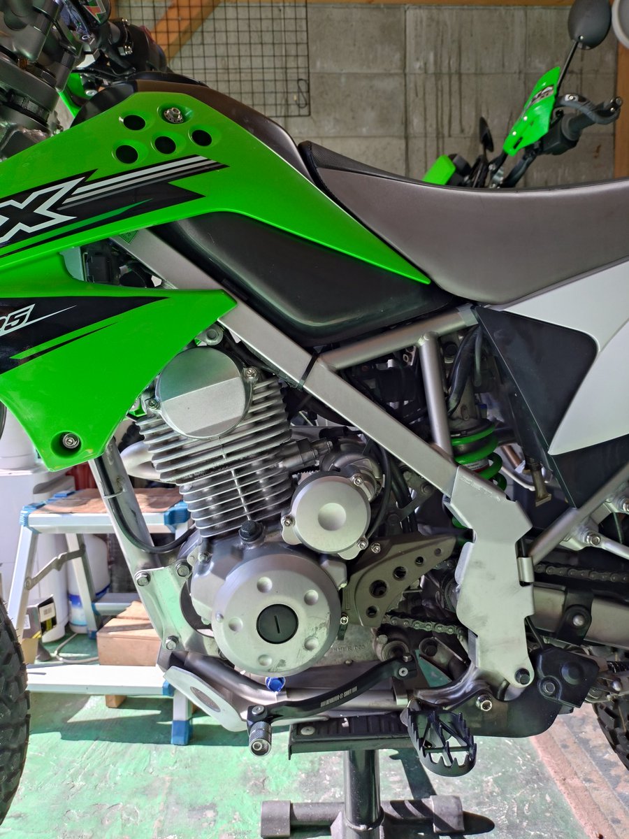 initial33a's tweet image. 気になるKLX140Lですが、KLX125と画像を無断引用して比較してみました。
半分くらい共用部品なはずですので、画像で見る限り、かなり部品流用ができそうです。
マフラーは流用できるのは確認していますので、エキパイを140から125へ移植すればトルクUPする気が？
KLX125R計画スタートか❗️❗️