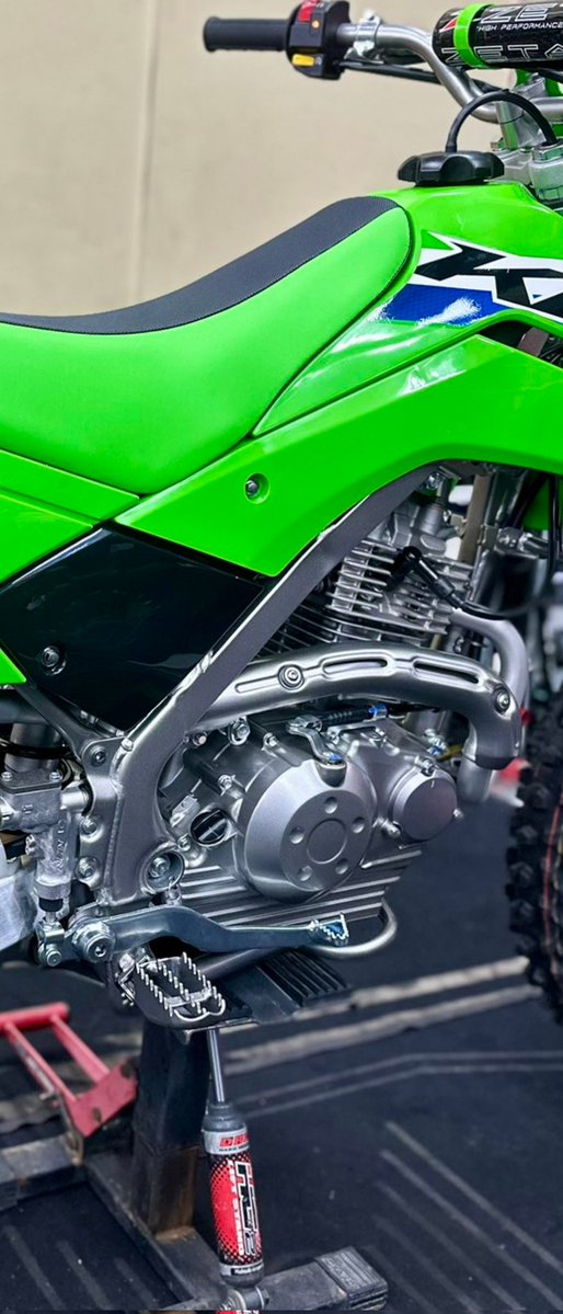 initial33a's tweet image. 気になるKLX140Lですが、KLX125と画像を無断引用して比較してみました。
半分くらい共用部品なはずですので、画像で見る限り、かなり部品流用ができそうです。
マフラーは流用できるのは確認していますので、エキパイを140から125へ移植すればトルクUPする気が？
KLX125R計画スタートか❗️❗️