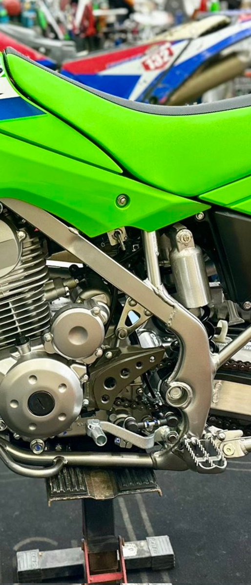 initial33a's tweet image. 気になるKLX140Lですが、KLX125と画像を無断引用して比較してみました。
半分くらい共用部品なはずですので、画像で見る限り、かなり部品流用ができそうです。
マフラーは流用できるのは確認していますので、エキパイを140から125へ移植すればトルクUPする気が？
KLX125R計画スタートか❗️❗️