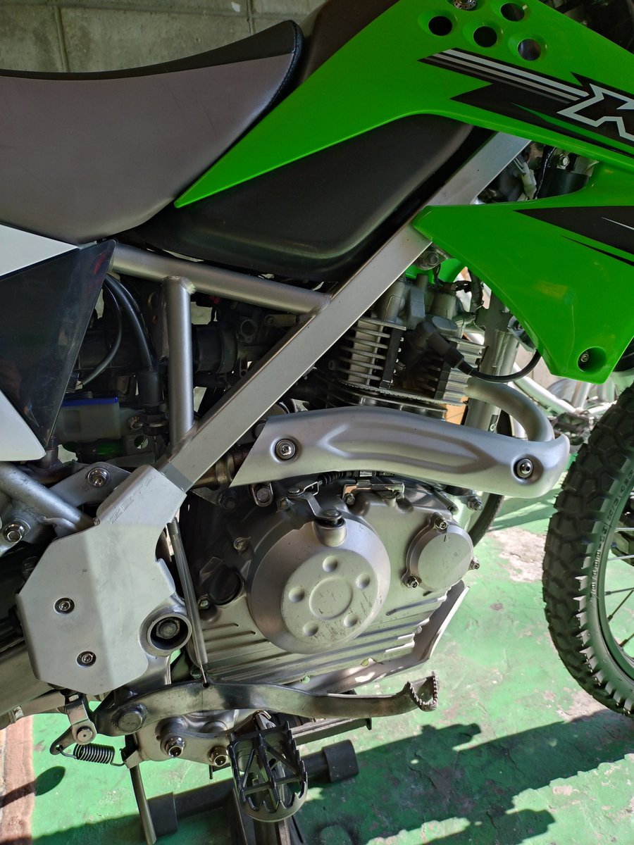 initial33a's tweet image. 気になるKLX140Lですが、KLX125と画像を無断引用して比較してみました。
半分くらい共用部品なはずですので、画像で見る限り、かなり部品流用ができそうです。
マフラーは流用できるのは確認していますので、エキパイを140から125へ移植すればトルクUPする気が？
KLX125R計画スタートか❗️❗️