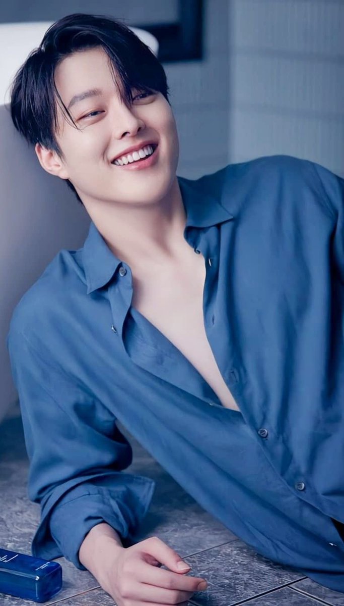 Natamarsol's tweet image. #JangKiYong nos trae mal a todas en #DynamiteKiss así que vamos con repaso de su trayectoria
Vale recordar que empezó su carrera en el modelaje 
Va hilo