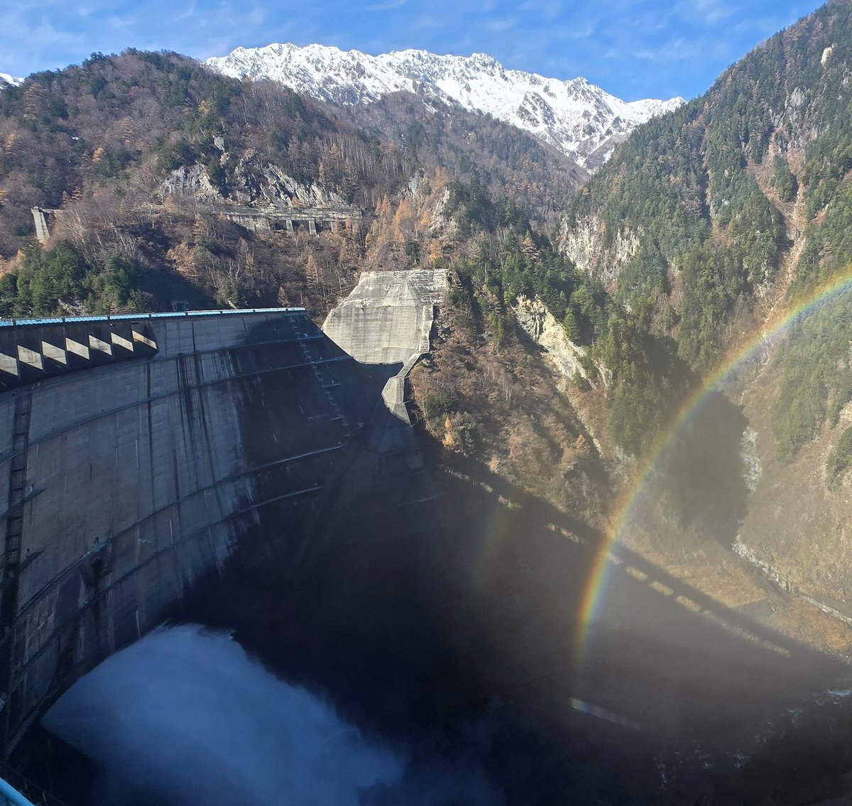 TetsumichiOf's tweet image. #やぎちゃんの足あと
#立山黒部アルペンルート
#黒部ダム
#黒部の太陽
#立山ロープウェイ
今年４回目になる立山は雪景色に変わり既に冬😁室堂より上は１メートルに達する場所も😨去年より早く近年で多い積雪量に😋来年の雪の回廊の高さが楽しみ😂映画にもなった黒部ダムの迫力は毎年来ても凄い✨😱