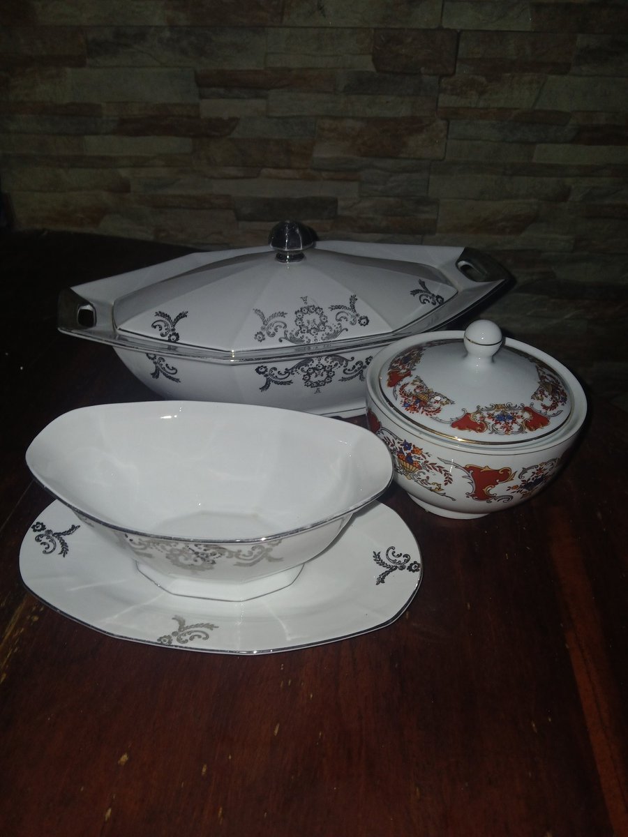 Jóvenes, mis hijos empiezan a trabajar en un restaurante la próxima semana y quieren ganar un 🤏 más. Yo pongo una parte y el resto se lo ganan. Estamos vendiendo estos juegos de platos y tazas donados por su abuela. Lo que salga es para su proyecto. Interesados, me escriben. 🙏