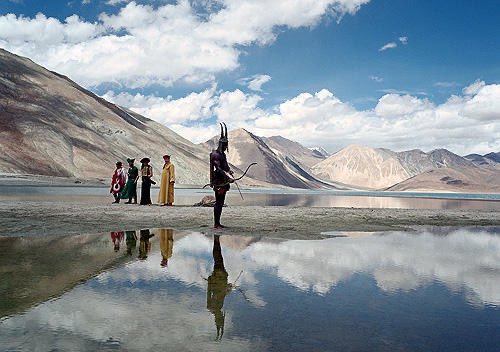 oHLeiqANE8fT9Ck's tweet image. 『ザ・セル』ターセム・シン監督による、文字通り”圧巻のビジュアル”で描く超絶映像叙事詩映画『落下の王国』4Kデジタルリマスター版、11/21公開。
映画の撮影中の大怪我で入院したスタントマンが、同じく入院中の5才の少女に語る”思い付き”の“愛と復讐の叙事詩”…が産み出す”奇跡”は劇場で浴びるべき