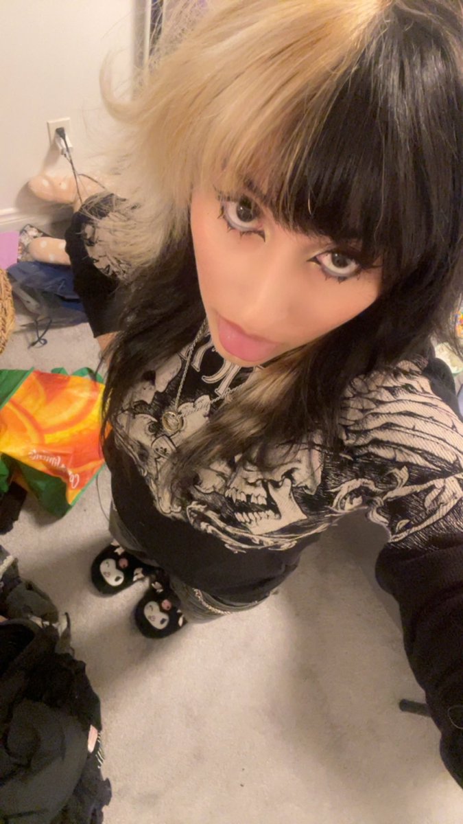 lPapsl's tweet photo. Your favourite #Kuromi girl 🖤
#splithair
#alien https://t.co/as07Mwlc2O