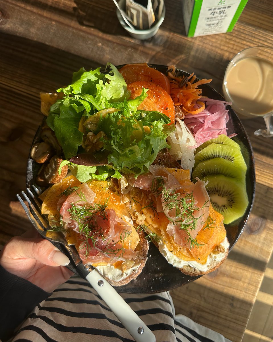 ariamarusoy's tweet image. 休み明けの仕事がちょっぴり憂鬱でも、アボカドと卵を乗せ忘れても、私が作ったご飯よりもフォークの方が光り輝いていても、生きててよかったと思う瞬間にこれからもたくさん出会っていくし、それを楽しみに生きていくんだよな