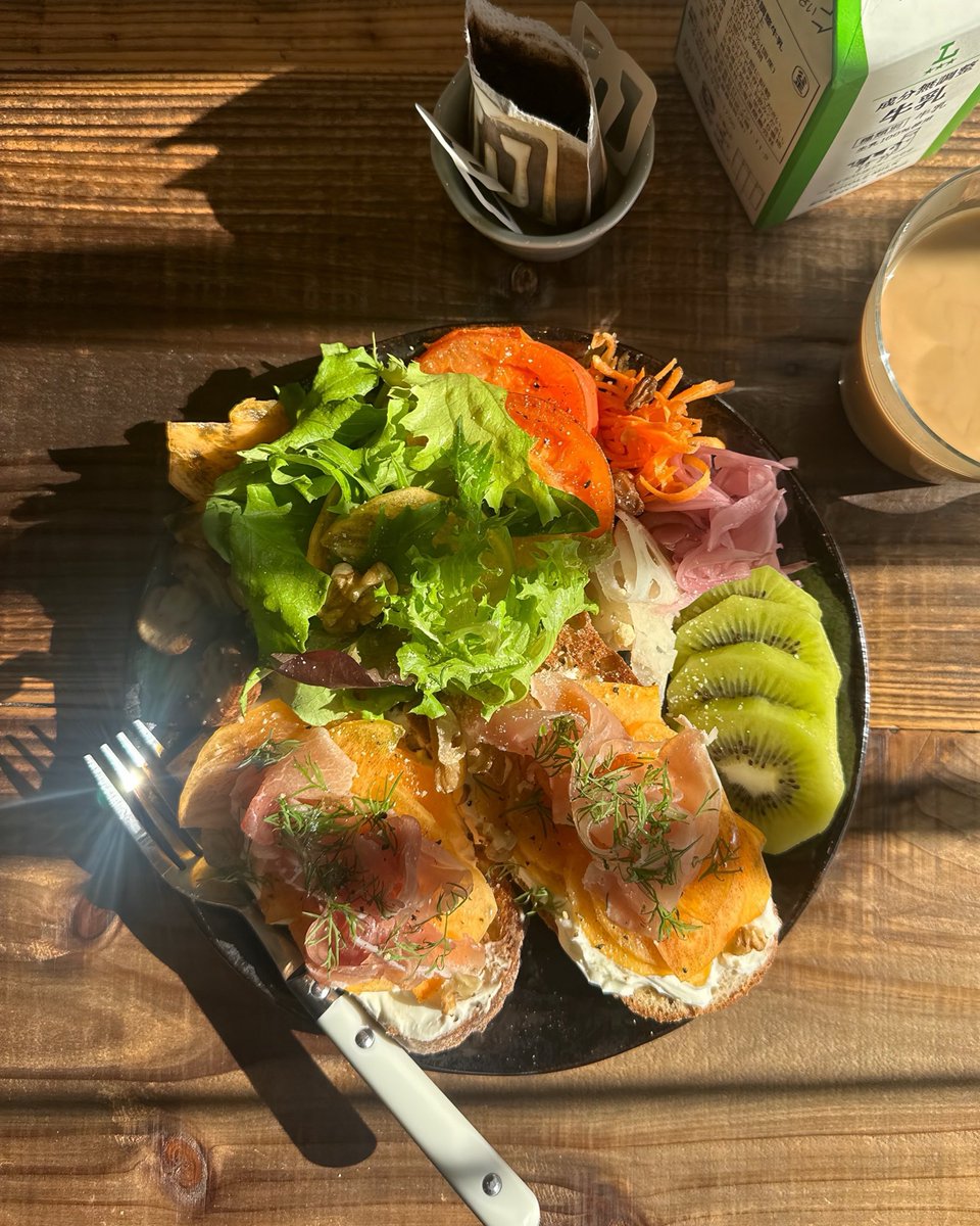 ariamarusoy's tweet image. 休み明けの仕事がちょっぴり憂鬱でも、アボカドと卵を乗せ忘れても、私が作ったご飯よりもフォークの方が光り輝いていても、生きててよかったと思う瞬間にこれからもたくさん出会っていくし、それを楽しみに生きていくんだよな