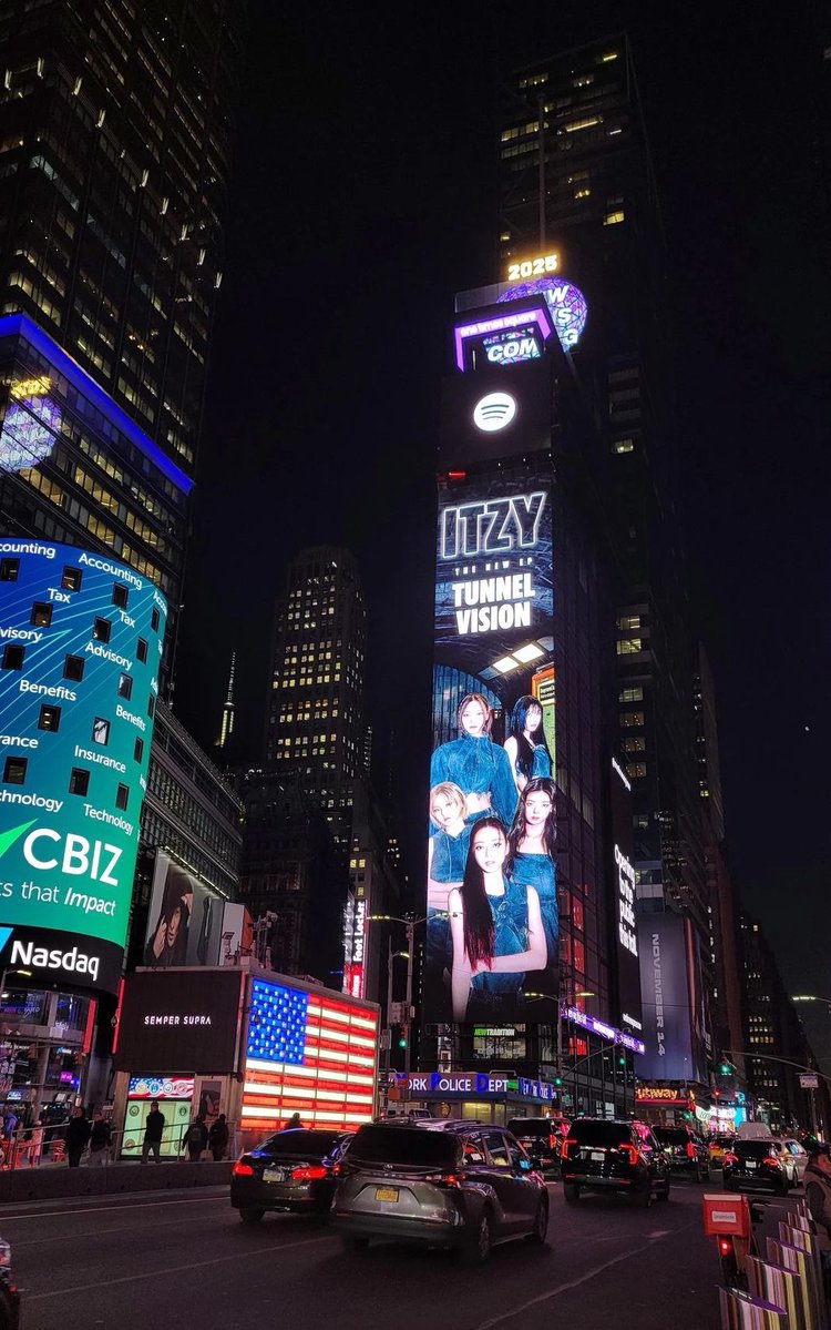 itzypopbase's tweet image. ITZY spotted on a Billboard in Times Square, New York.