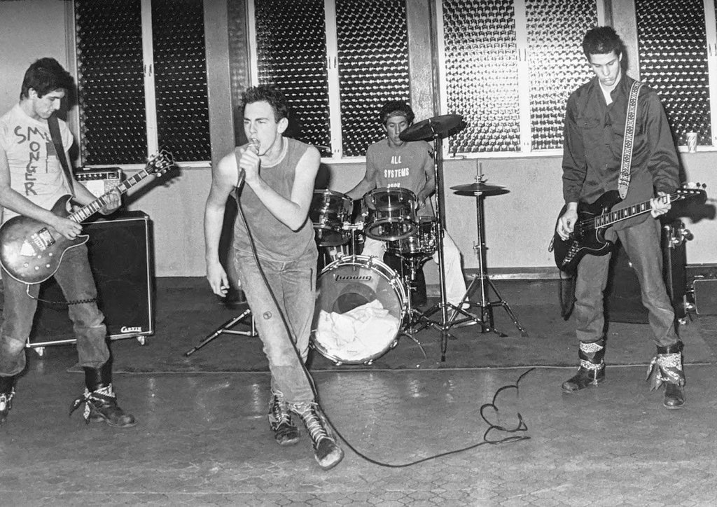 PunkRockStory's tweet image. 45 years ago today 
Bad Religion performing live at USC Fraternity house, Los Angeles, November 20, 1980.

Left to right: Brett Gurewitz, Greg Graffin, Jay Ziskrout and Jay Bentley.

Photo by Gary Leonard

#punk #punks #punkrock #badrelegion #otd #history #punkrockhistory
