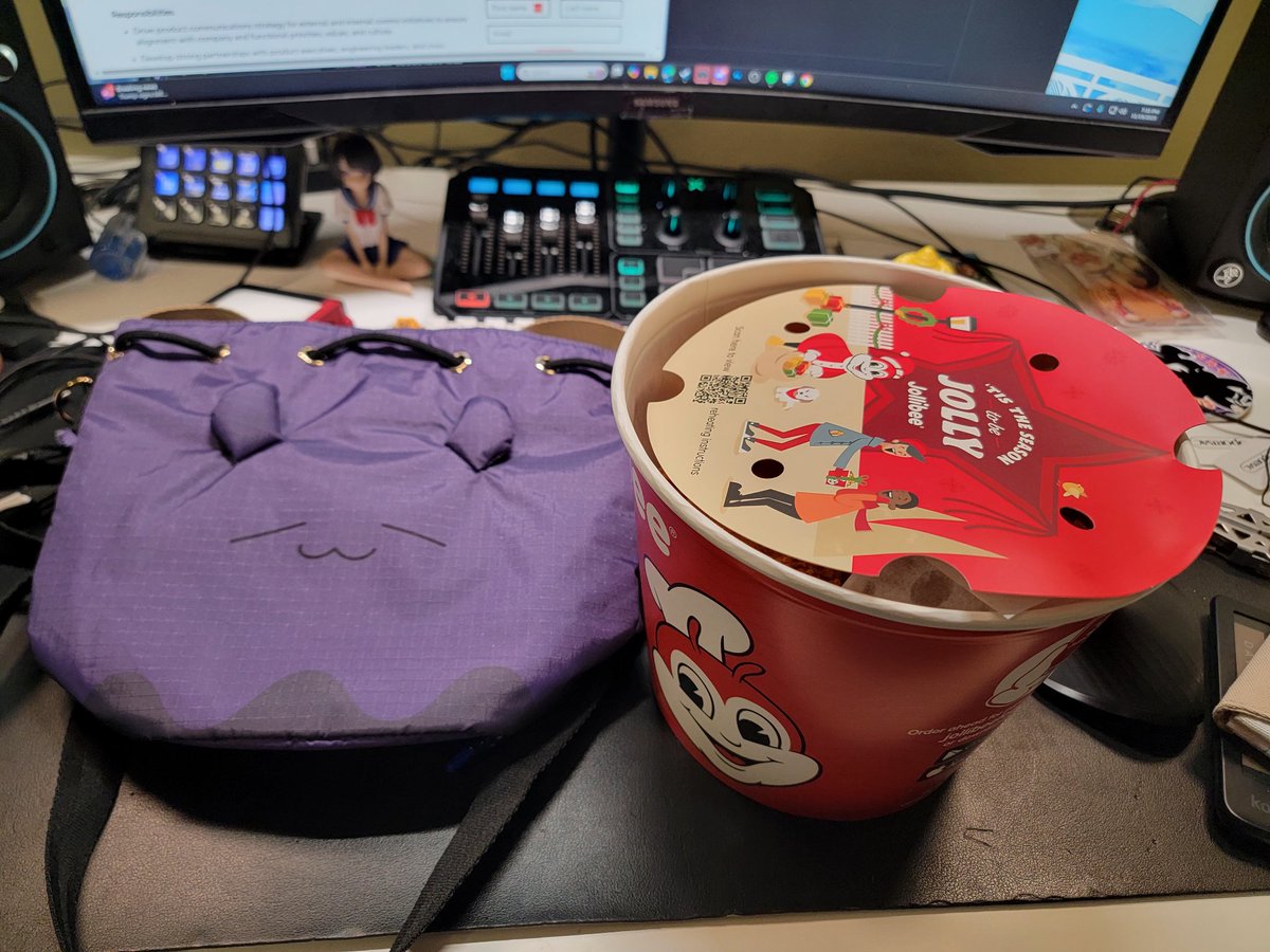 KarlThePog's tweet image. I&apos;D LIKE TO ANNOUNCE THAT THE TAKO BAG DOES INDEED FIT A 10 PIECE CHICKENJOY BUCKET #TAKOTIME #LeSportsac