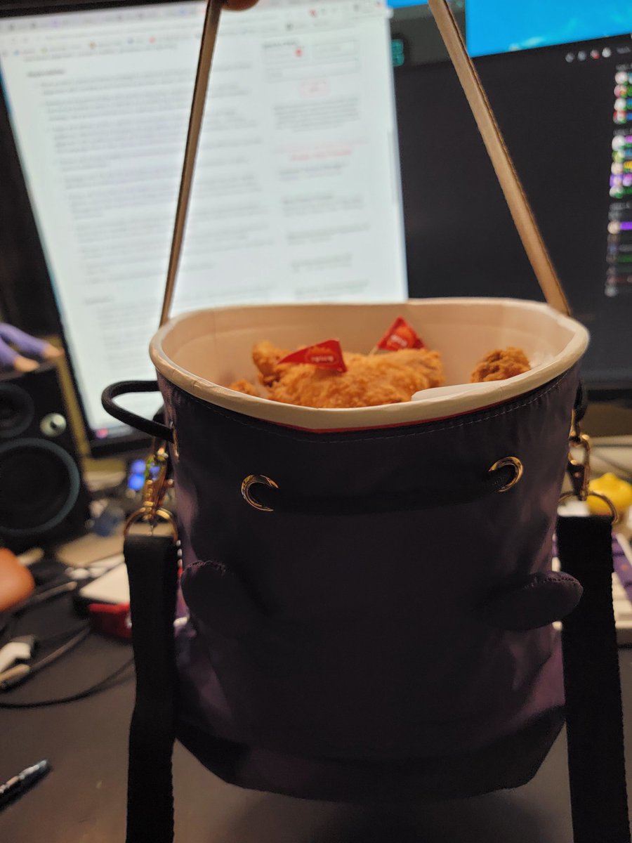 KarlThePog's tweet image. I&apos;D LIKE TO ANNOUNCE THAT THE TAKO BAG DOES INDEED FIT A 10 PIECE CHICKENJOY BUCKET #TAKOTIME #LeSportsac