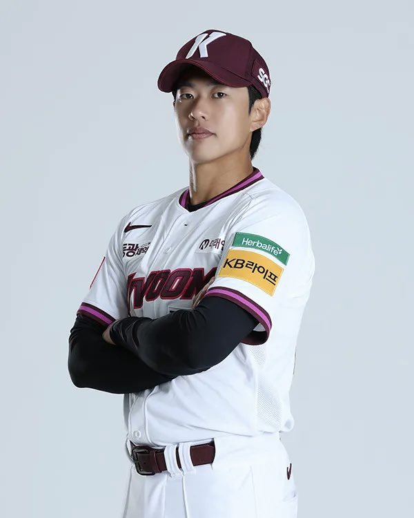 HyeseongKimMuse's tweet image. 🚨 Kiwoom Heroes star Song Sung-mun (송성문) is reportedly almost ready for posting to MLB.

“All that remains is to decide on a date.”

The 3rd baseman slashed .315/.387/.530 in KBO this year with 25 stolen bases.

He would join Hyeseong Kim, Ha-Seong Kim, and Jung Hoo Lee as…