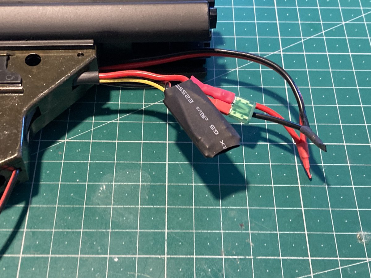 Pin_shooters's tweet image. 【G3SASハイサイクルにFETを組み込み中！】
平型ヒューズに変更することで通電効率もアップ！
もともと高めのレスポンスも、これでさらに良くなります。

今回はバッテリースペースを確保するため、配線の取り回しを工夫してみました。

完成したらメルカリで販売予定です！お楽しみに！