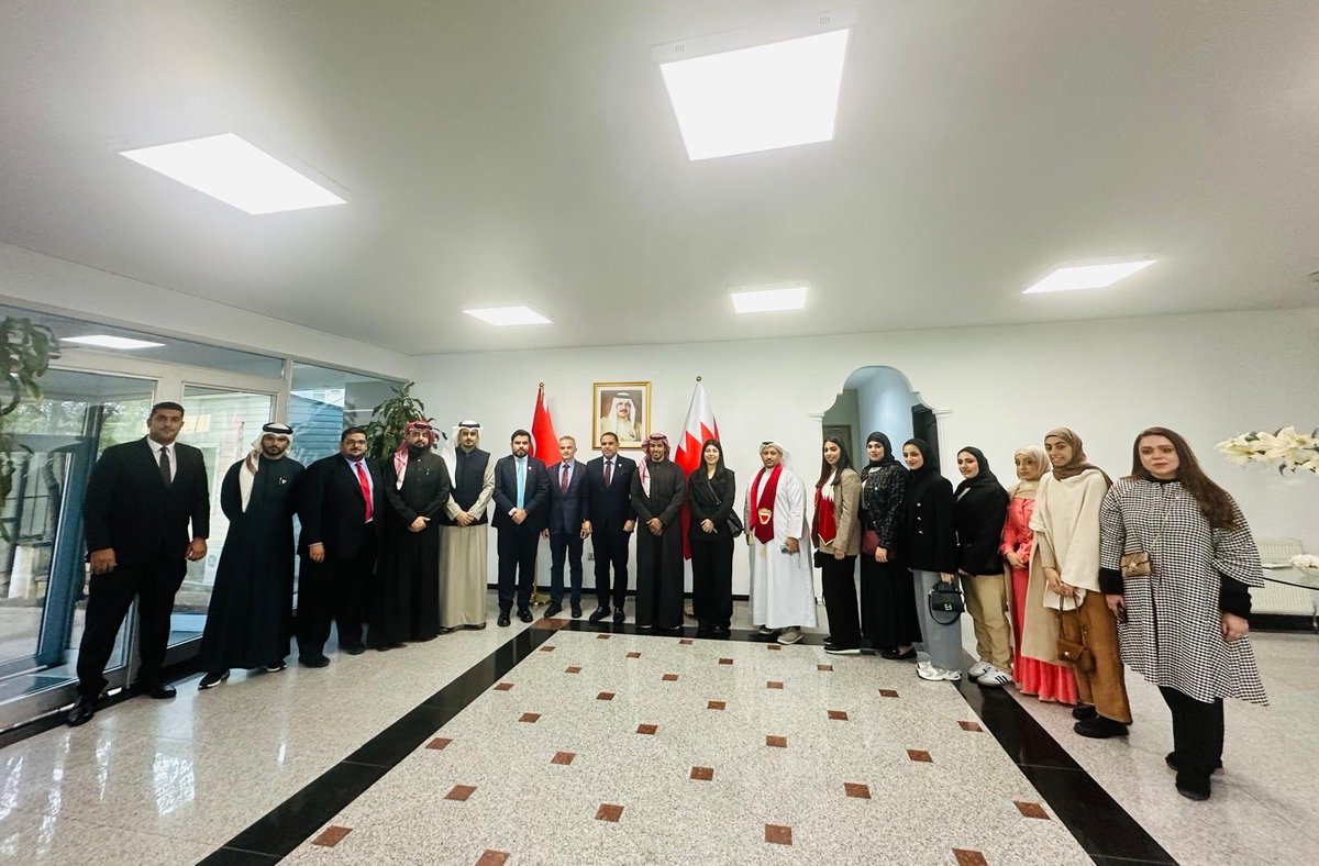 BahrainEmbTR's tweet image. استقبل سعادة السفير بسام أحمد مرزوق، سفير مملكة البحرين لدى الجمهورية التركية عدد من طلبة جامعة المملكة المشاركين في النسخة الرابعة من ملتقى التبادل الثقافي بين مملكة البحرين والجمهورية التركية"شباب بلا حدود"الذي تنظمه جمعية الكلمة الطيبة بالشراكة مع وزارة الشباب والرياضة التركية