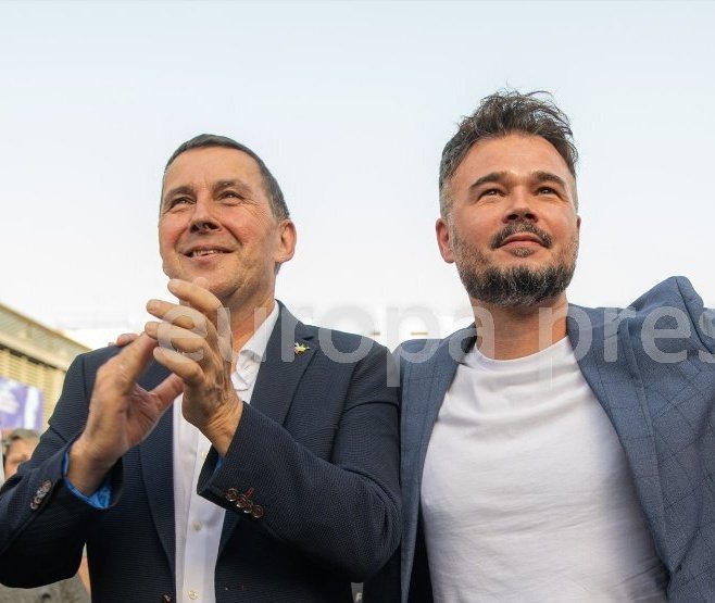 <a href="/gabrielrufian/">Gabriel Rufián</a> "Vieron que el Patio del Cuartel estaba lleno de niños que jugaban"
10 compatriotas, 5 niños, asesinados con un coche bomba con 200 kilos de amonal contra la Casa Cuartel GC de Vich por los cobardes de ETA

Maria Pilar 8 años
Ana Cristina 10 años
Vanesa 11 años
Rosa Maria 14 años