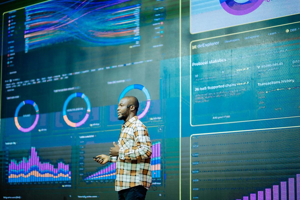 会议中放大的 deBridge 演示幻灯片，突出显示峰会的关键功能