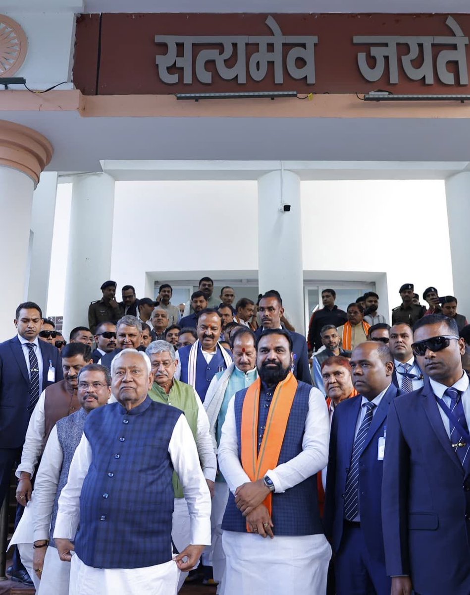 बिहार राज्य के माननीय मुख्यमंत्री श्री नीतीश कुमार जी, उपमुख्यमंत्री श्री सम्राट चौधरी जी एवं श्री विजय कुमार सिन्हा जी सहित नवगठित मंत्रिमंडल के सभी  सदस्यों को शपथ ग्रहण पर हार्दिक बधाई।

#postbyadmin