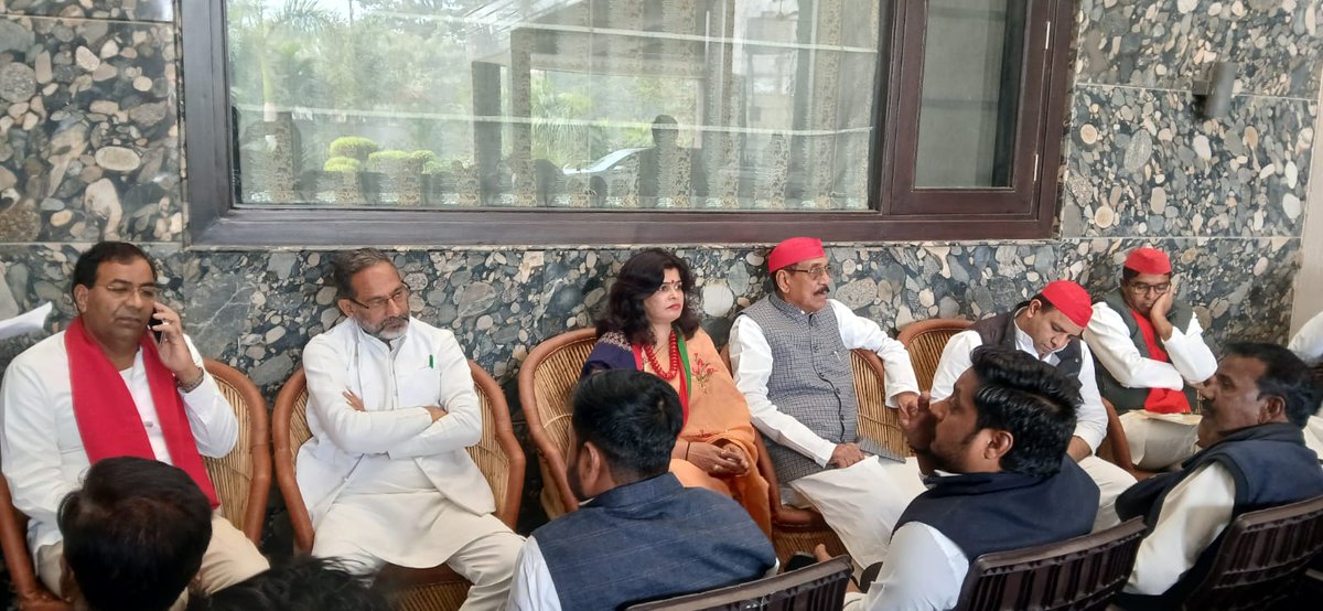 rajkumarbhatisp's tweet image. SIR प्रक्रिया में समाजवादी पार्टी कार्यकर्ताओं की भागीदारी सुनिश्चित करने के लिए और पार्टी के ब्लॉक लेवल एजेंट (BLA) को प्रक्रिया समझाने के लिए ग्राम तिलपता में श्री मिंटी खारी के आवास पर और ग्राम बादलपुर में पार्टी के वरिष्ठ नेता पूर्व जिला पंचायत चेयरमैन श्री गजराज नगर के आवास…