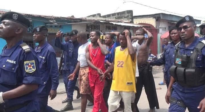🔴#SÉCURITÉ : ACTION DE LA PNC À KINGABWA : 51 interpellations lors de l'opération "Kanga Kanga".

La police a frappé fort ce mercredi à #Kinshasa pour démanteler un réseau criminel impliqué dans des cas de viol, d'extorsion et d'agression.
#Sécurité #RDCongo
