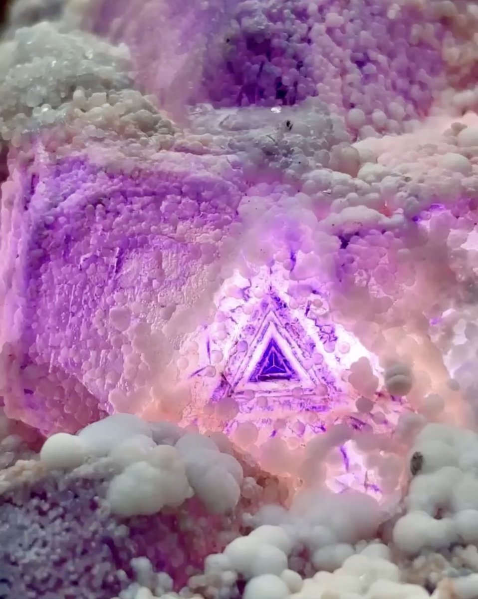 最近出たばかりの雲南省のフローライト！
三角形の模様が見えてめちゃ面白い
この感じは他に見たことない

Fluorite&amp;Hydrozincite
中国,雲南省,大理,巍山
Weishan,Dali,Yunnan,China