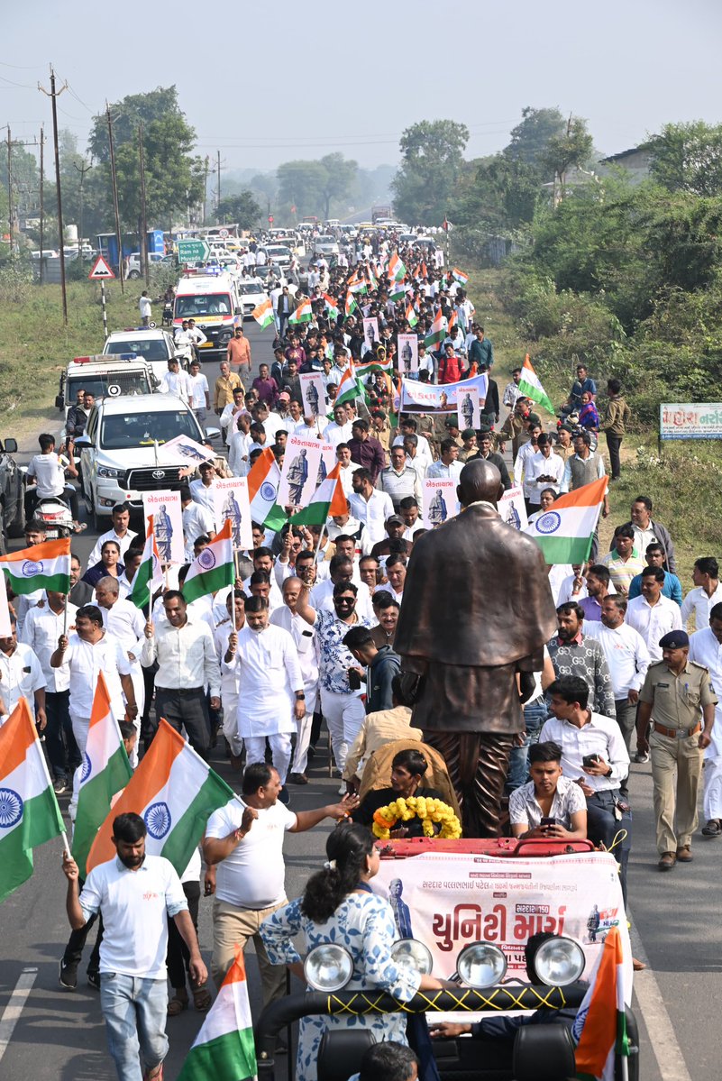 MLASanjaysinh's tweet image. મહુધા તાલુકામાં સરદાર વલ્લભભાઈ પટેલની ૧૫૦મી જન્મજયંતિ વર્ષના અવસરને ઉજવવા માટે મહેમદાબાદના મુવાડા ( રામના મુવાડા ) થી ‘યુનિટી માર્ચ’ પદયાત્રાનું આયોજન કરવામાં આવ્યું.

સૌથી પહેલા સરદાર પટેલની પ્રતિમાને નમન કરીને કાર્યક્રમની શરૂઆત કરી.....

@devusinh