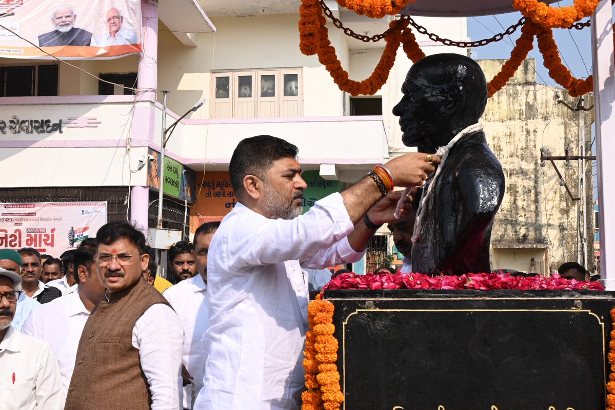 MLASanjaysinh's tweet image. મહુધા તાલુકામાં સરદાર વલ્લભભાઈ પટેલની ૧૫૦મી જન્મજયંતિ વર્ષના અવસરને ઉજવવા માટે મહેમદાબાદના મુવાડા ( રામના મુવાડા ) થી ‘યુનિટી માર્ચ’ પદયાત્રાનું આયોજન કરવામાં આવ્યું.

સૌથી પહેલા સરદાર પટેલની પ્રતિમાને નમન કરીને કાર્યક્રમની શરૂઆત કરી.....

@devusinh