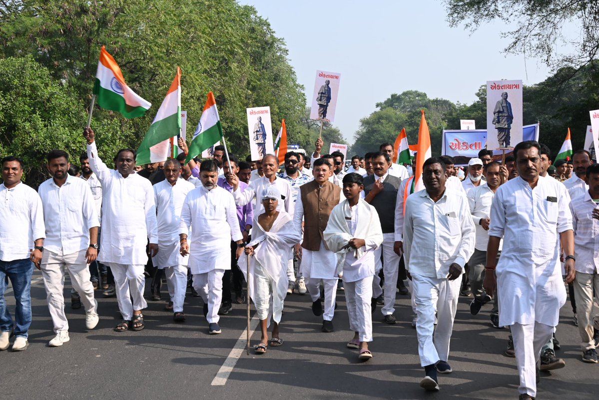 MLASanjaysinh's tweet image. મહુધા તાલુકામાં સરદાર વલ્લભભાઈ પટેલની ૧૫૦મી જન્મજયંતિ વર્ષના અવસરને ઉજવવા માટે મહેમદાબાદના મુવાડા ( રામના મુવાડા ) થી ‘યુનિટી માર્ચ’ પદયાત્રાનું આયોજન કરવામાં આવ્યું.

સૌથી પહેલા સરદાર પટેલની પ્રતિમાને નમન કરીને કાર્યક્રમની શરૂઆત કરી.....

@devusinh