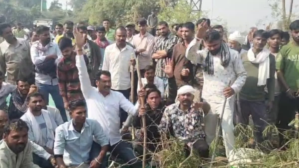 ETVBharatRJ's tweet image. &apos;तारीख पर तारीख&apos; से आक्रोशित ग्रामीणों ने लगाया जाम, कहा-स्टेट हाईवे का काम शुरू होने पर ही बनेगी बात etvbharat.com/hi/state/villa… #VILLAGERSPROTEST #HIGHWAYWORK #BUNDI #HIGHWAYWORKPENDING 
#नमानाबूंदीमार्गपरजाम #BUNDISTATEHIGHWAY